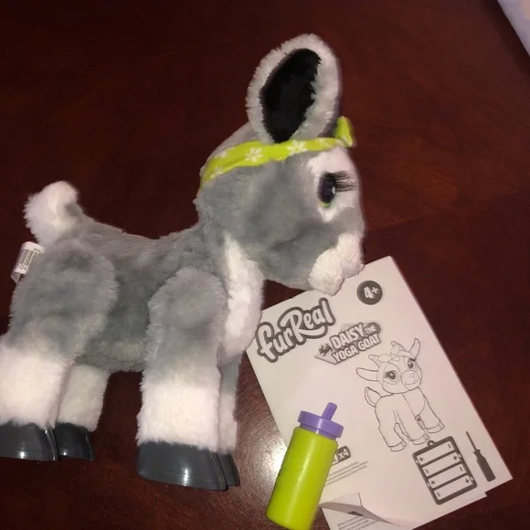 Furreal Daisy the yoga goat - Picture 2 of 11